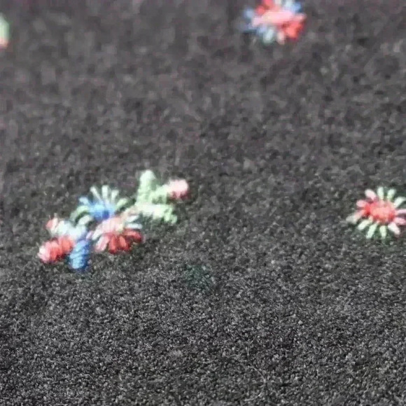 ANTHROPOLOGIE Pencil Skirt Gray Embroidered Flowers Dark Academia Size S / M - Picture 4 of 9